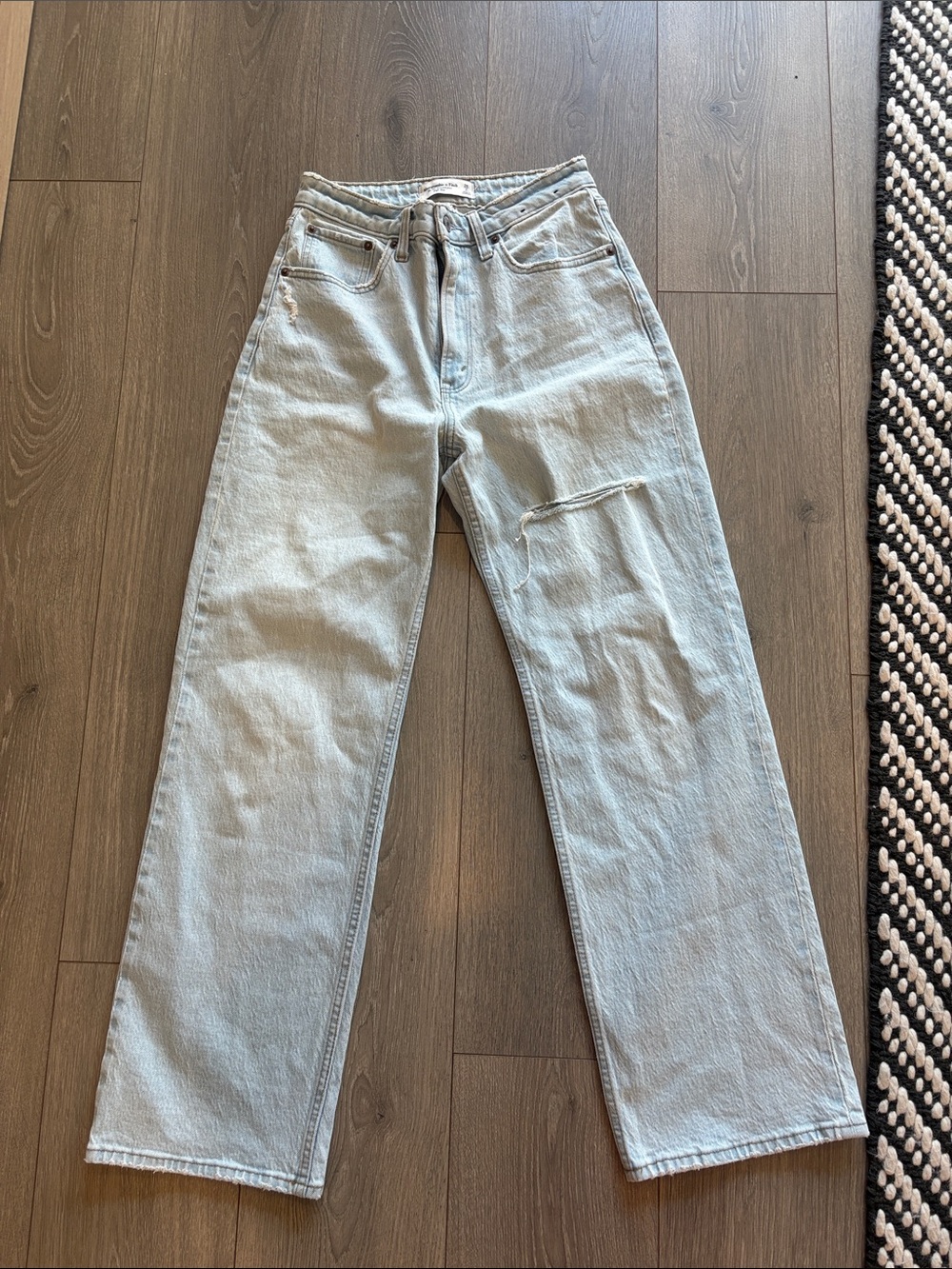 Abercrombie & Fitch 90s Relaxed Jean High Rise Curve Love Size 26S Light Wash